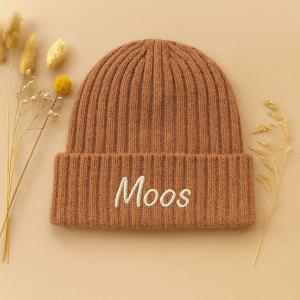 Muts roest geborduurd met naam