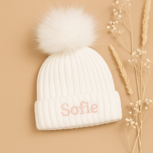 Muts wit pluim geborduurd met naam