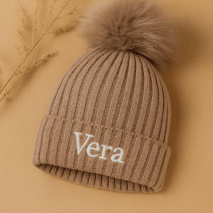 Muts taupe pluim geborduurd met naam