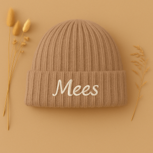 Muts taupe geborduurd met naam