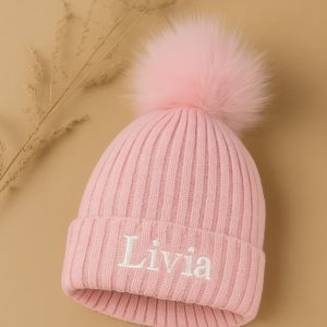 Muts roze pluim geborduurd met naam