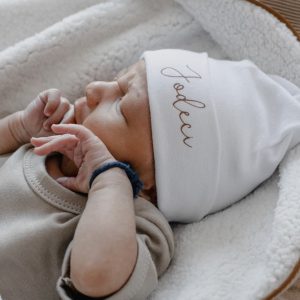 Babymutsje wit met naam