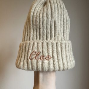 Gebreid mutsje zonder label – beige – champagne borduurgaren – romantisch